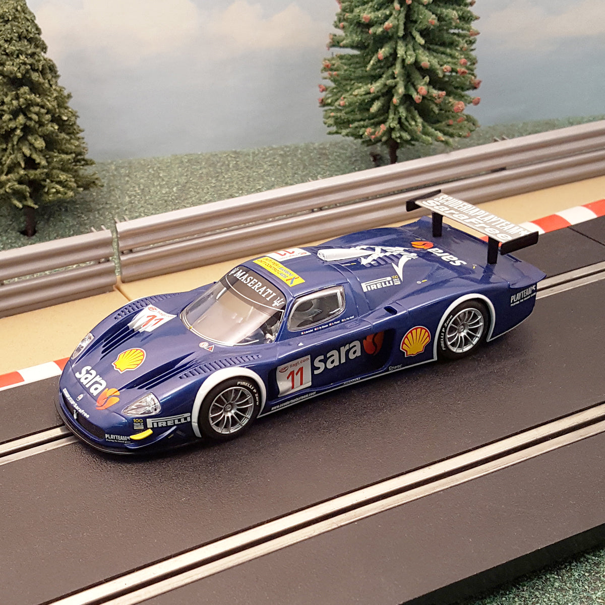 Coche Digital Scalextric 1:32 - C2904D Azul Maserati MC12 #11 *LUCES* #MW