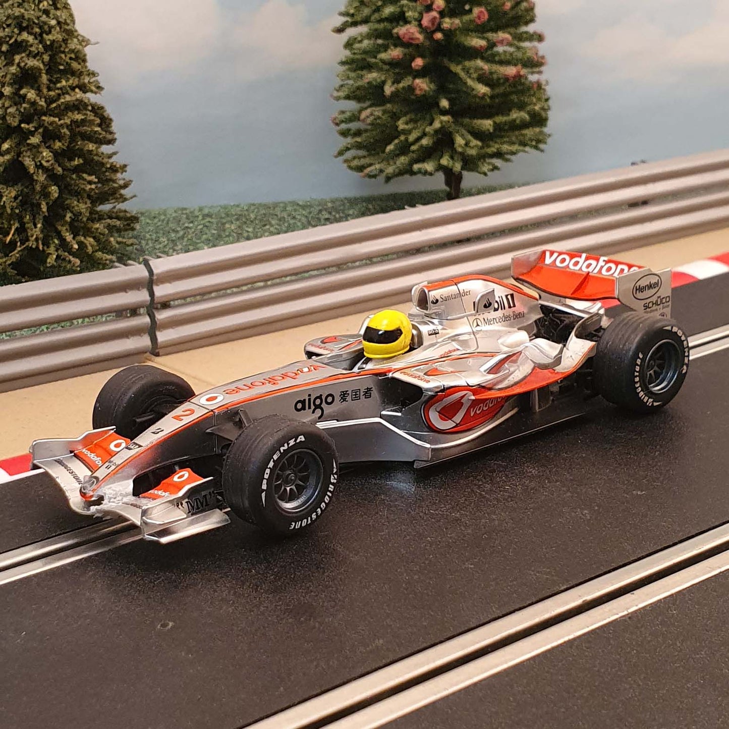 Coche Digital Scalextric 1:32 - C2837D F1 Vodafone MP4-21 Lewis Hamilton #2 #Q