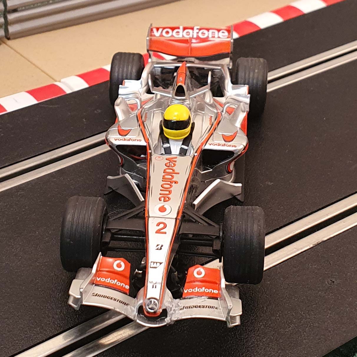 Coche Digital Scalextric 1:32 - C2837D F1 Vodafone MP4-21 Lewis Hamilton #2 #Q