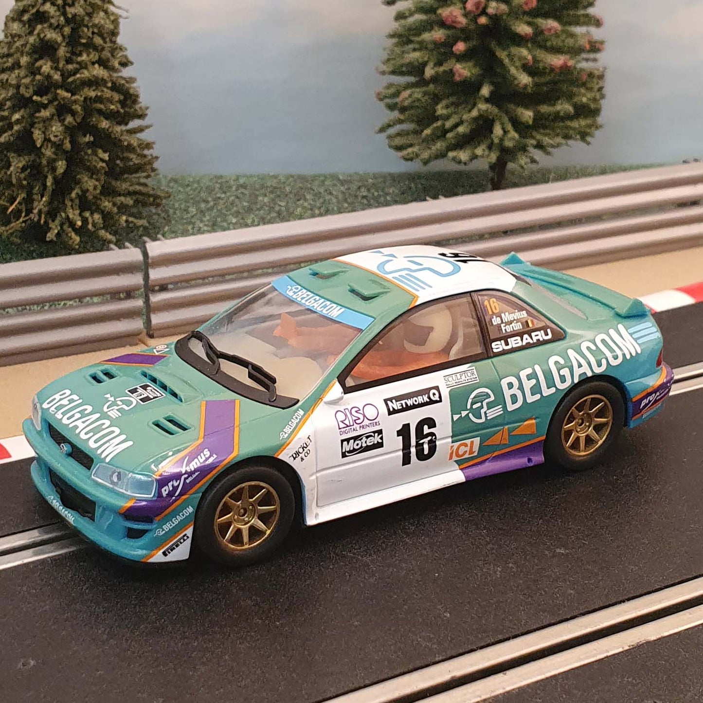 Coche Scalextric 1:32 - WRC Subaru Impreza de Mevius Fortin BELGACOM #16 *LUCES*