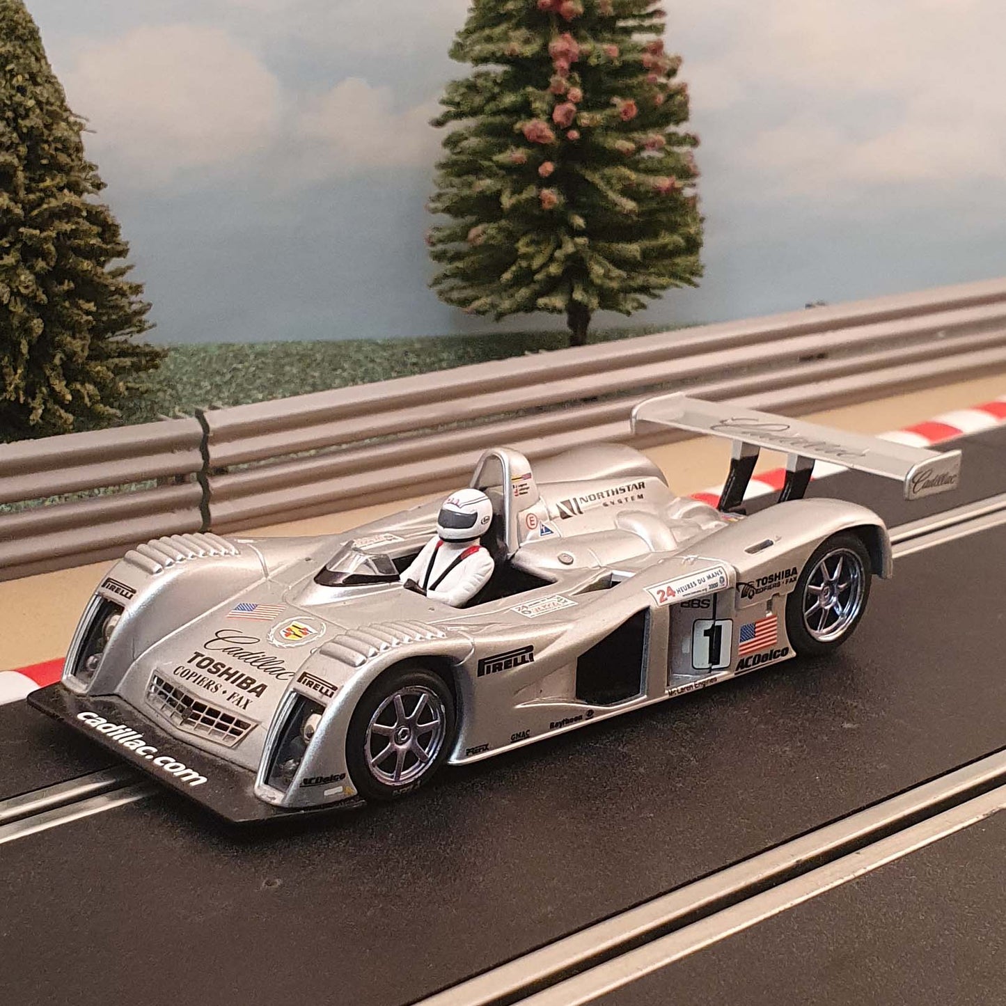 Scalextric 1:32 Car - C2258 Le Mans 2000 Cadillac LMP #1 *LIGHTS* #UMV