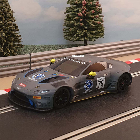 Scalextric 1:32 Car - Grey Aston Martin Vantage GT3 *LIGHTS* #76 WS