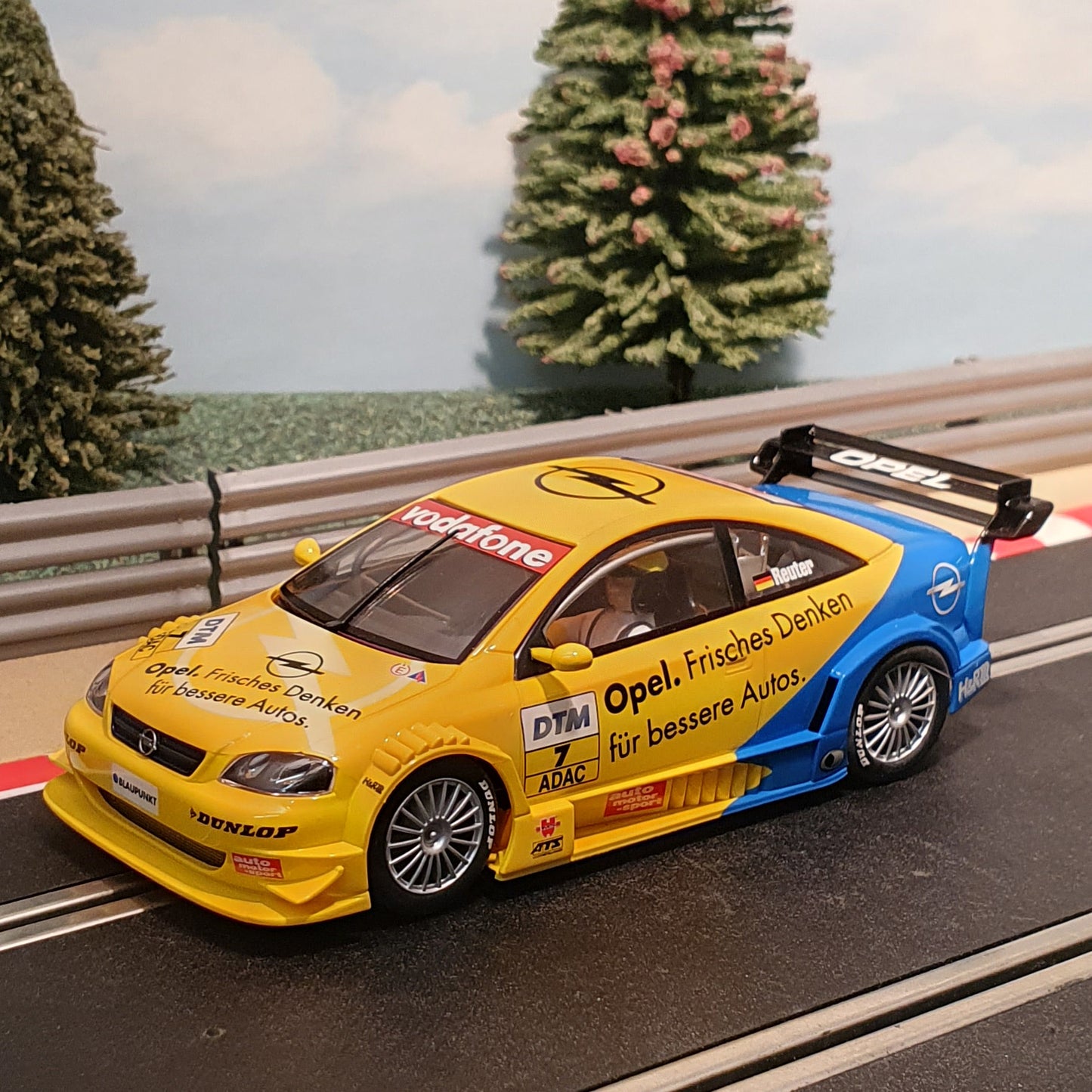 Scalextric 1:32 Car - C2474 Yellow / blue DTM Opel V8 Coupe #7 *LIGHTS* #E