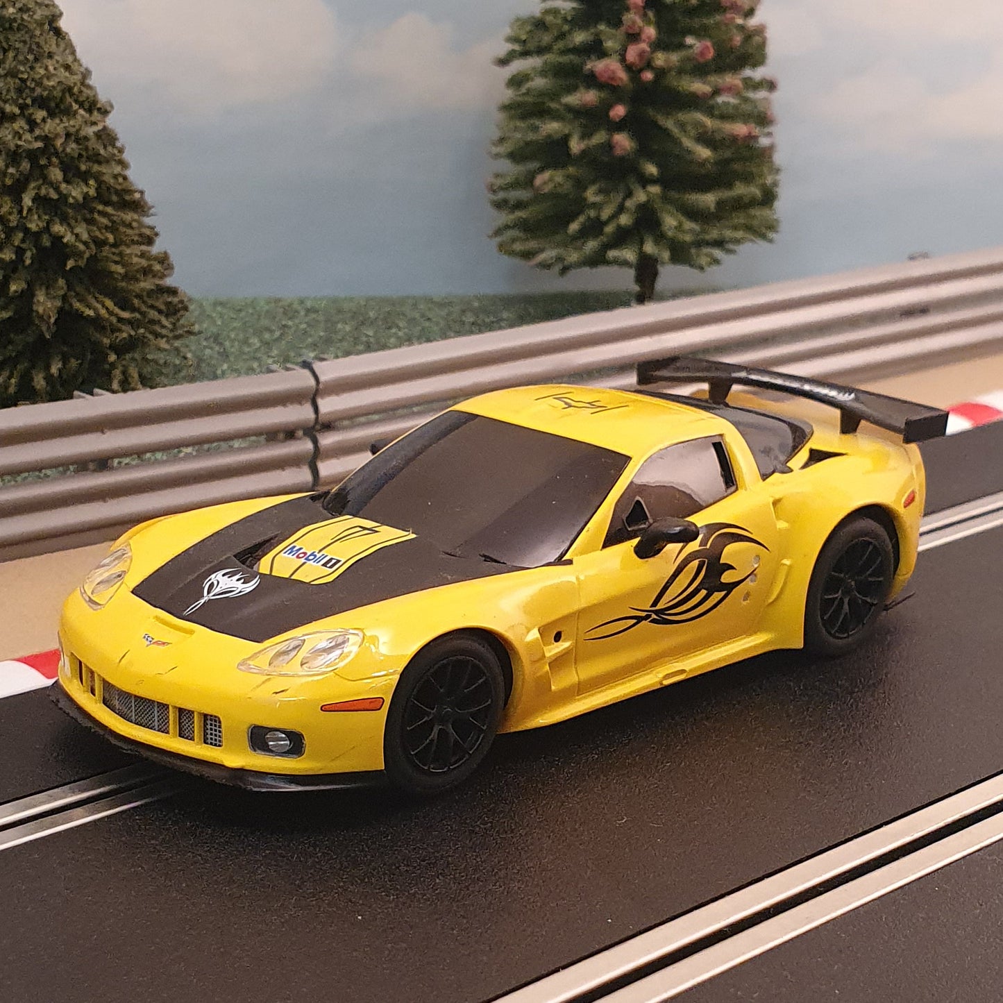 Scalextric 1:32 Car - Yellow Chevrolet Corvette C6R *LIGHTS* #J