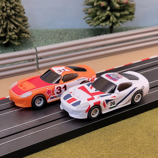 Pareja de coches Micro Scalextric 1:64 - Corredores americanos Bill Richards y Gummy Gums