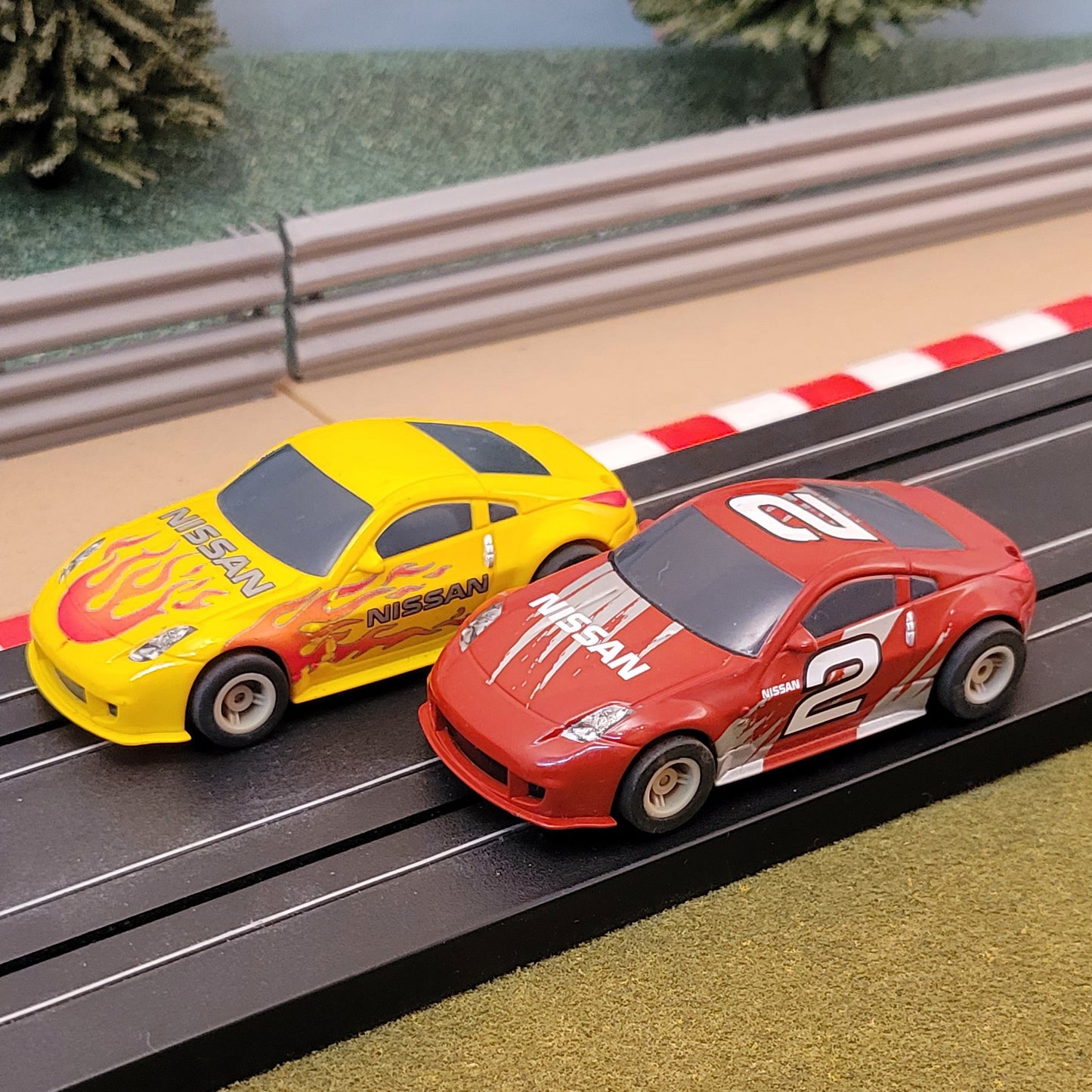 Pareja de coches Micro Scalextric 1:64 - Corredores americanos Bill Richards y Gummy Gums