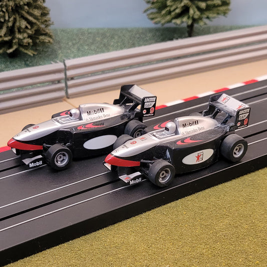 Micro Scalextric Pair 1:64 Cars - F1 Mobil