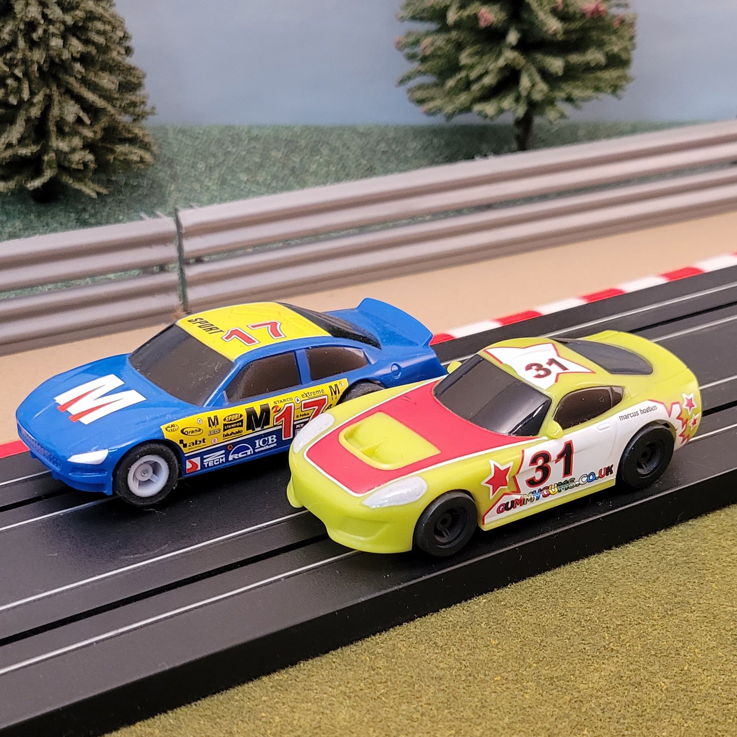 Micro Scalextric Pair 1:64 Cars - American Stock Cars Richards #31 & Blue #17