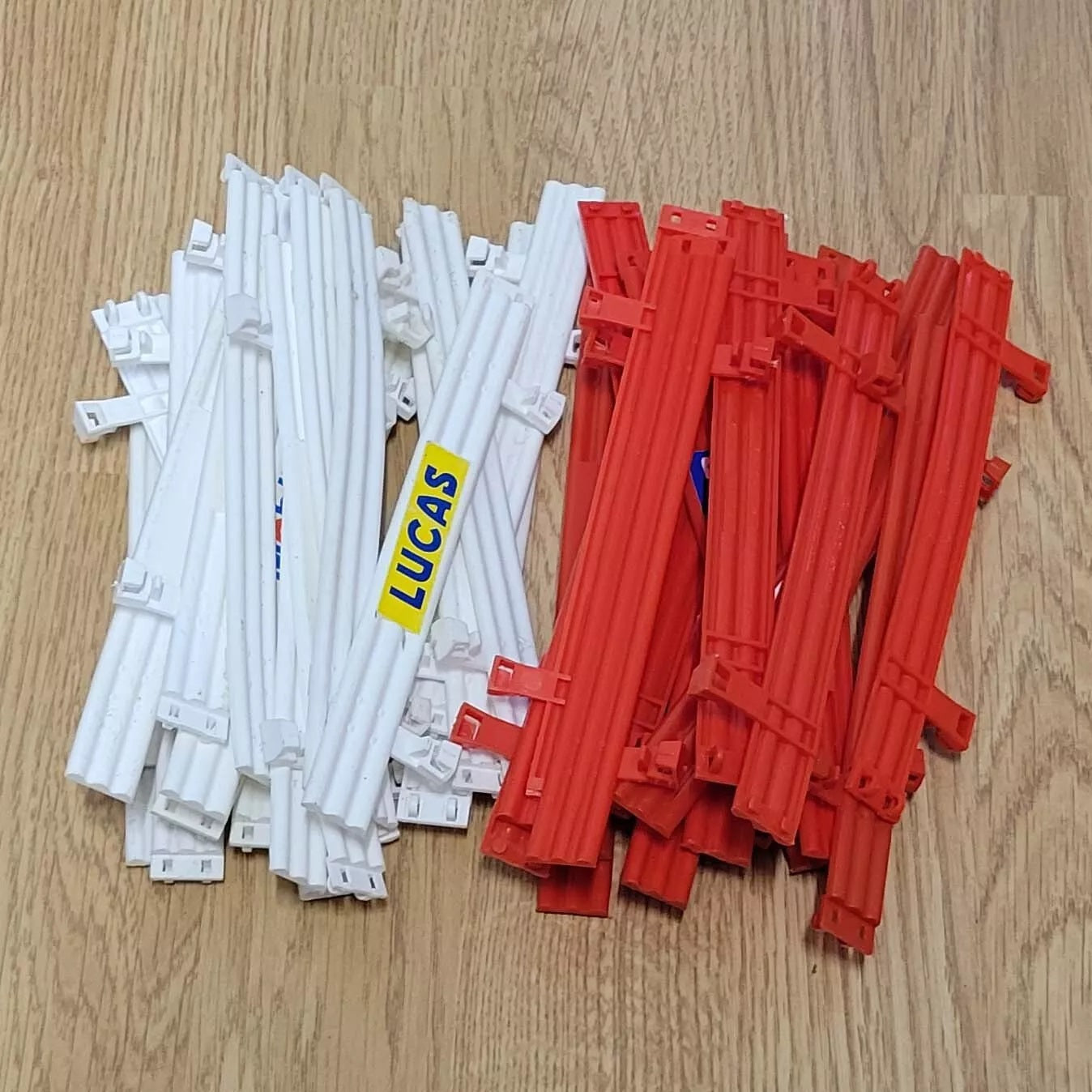 Scalextric Classic 1:32 Track Barriers Armco Fence C274 - 30 Red, 30 White