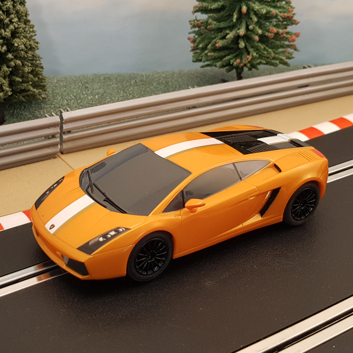 Coche Scalextric 1:32 - Lamborghini Gallardo Naranja con Franja Blanca