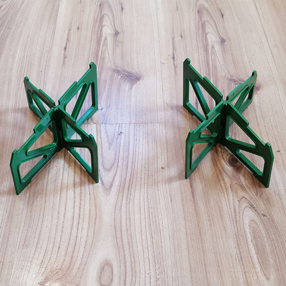 Scalextric 1:32 Classic Tri-Ang Green Criss-Cross Vintage Bridge supports x 2