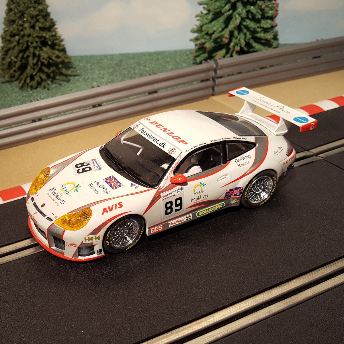 Scalextric 1:32 Car - White Porsche 911 GT3R #89 Maldives *LIGHTS*