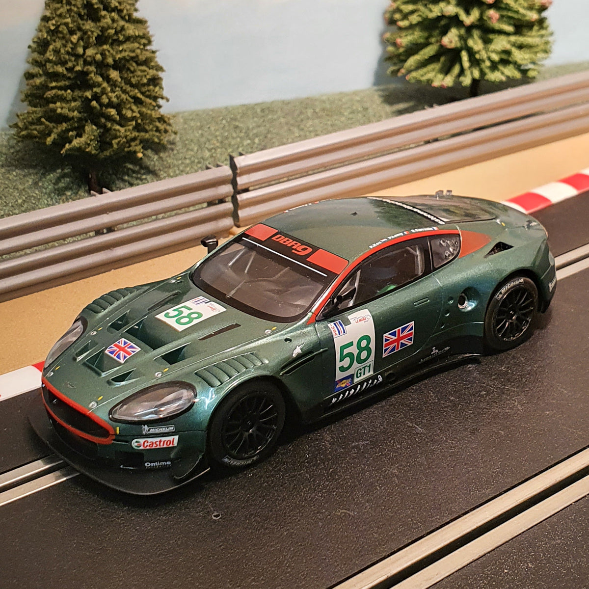 Coche Digital Scalextric 1:32 - C2758D Aston Martin DBR9 #58 *LUCES* #WMS