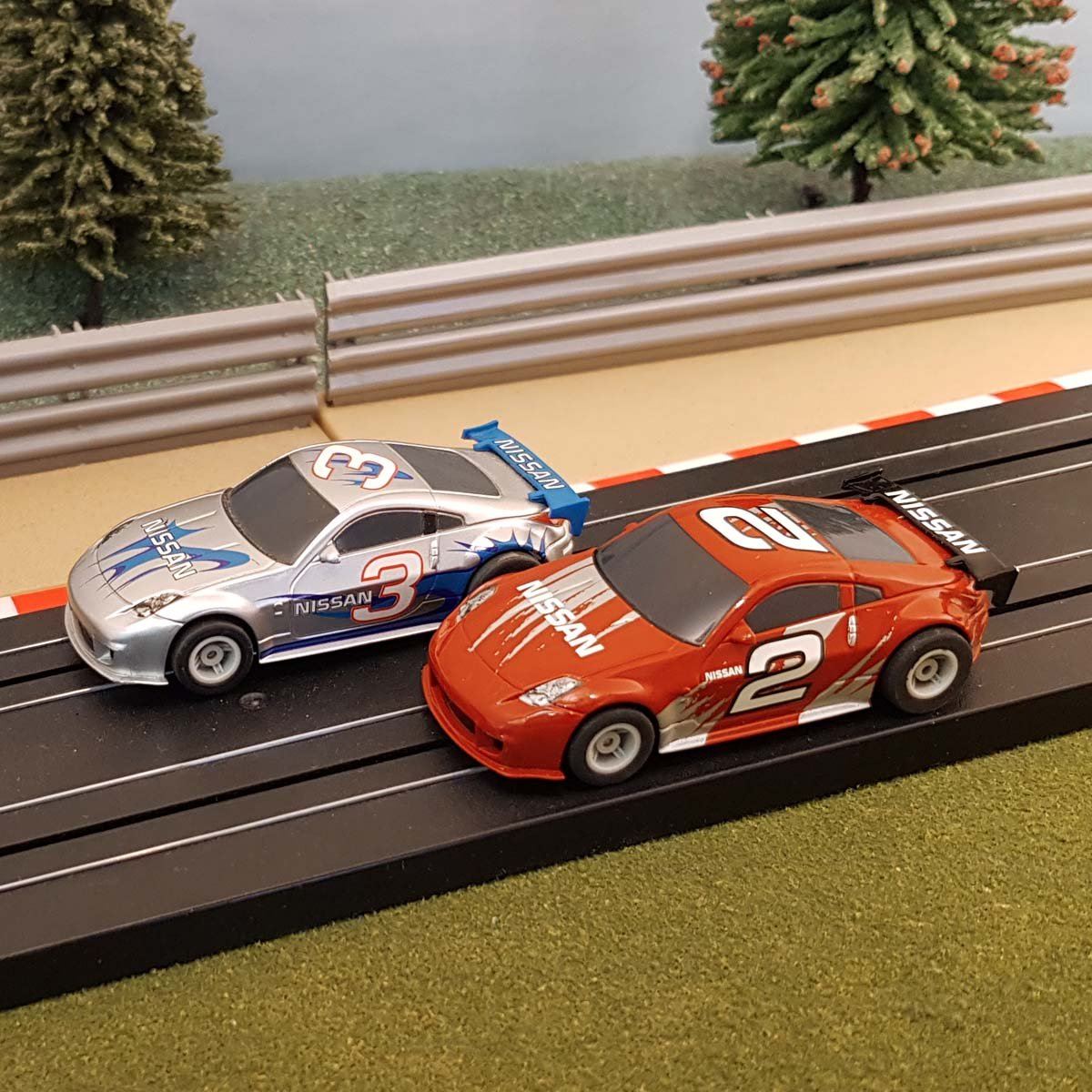 Pareja de coches Micro Scalextric 1:64 - Nissan 350Z #2 y #3