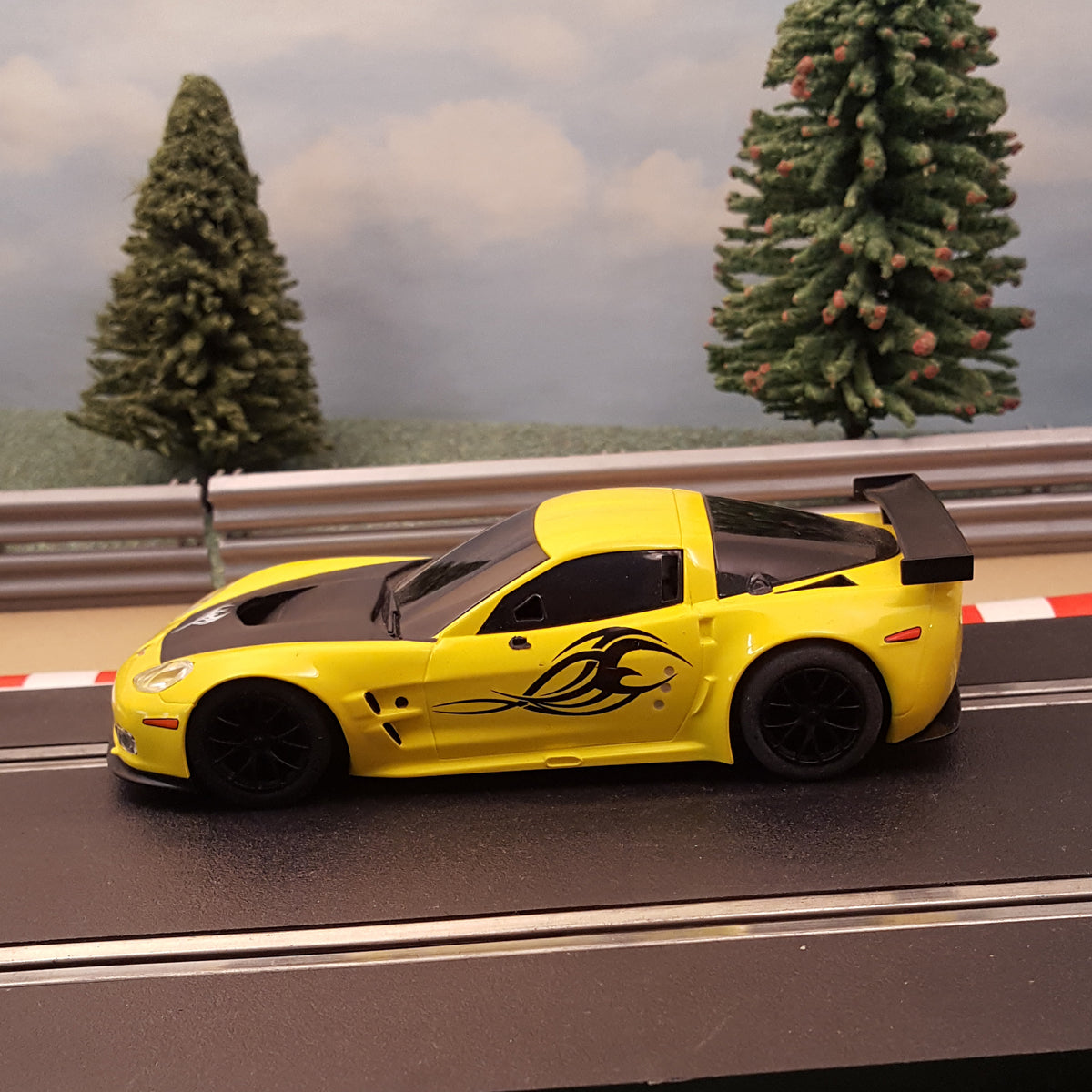 Coche Scalextric 1:32 - Chevrolet Corvette C6R amarillo *LUCES* #M