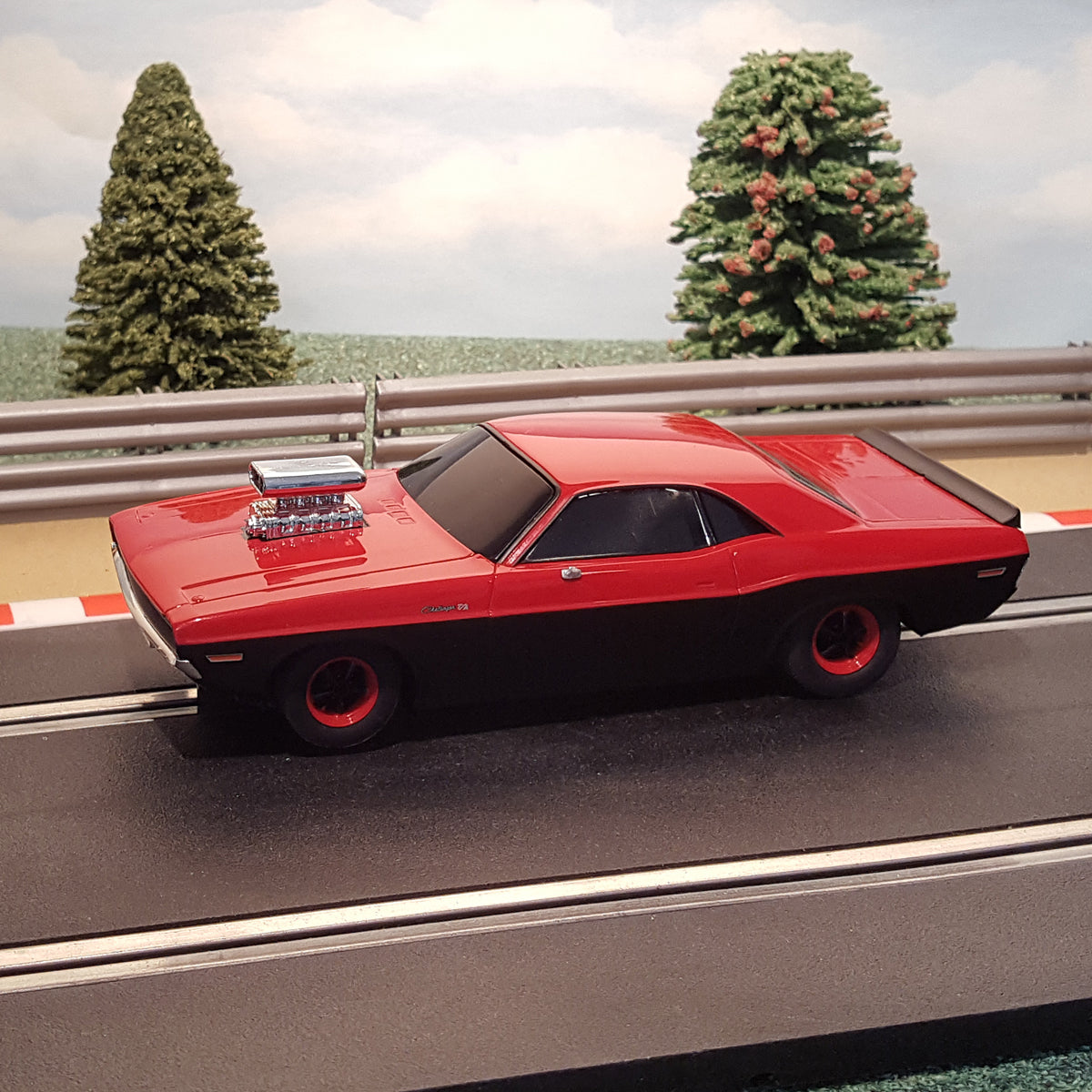 Coche Scalextric 1:32 - Dodge Challenger rojo y negro *LUCES* #M