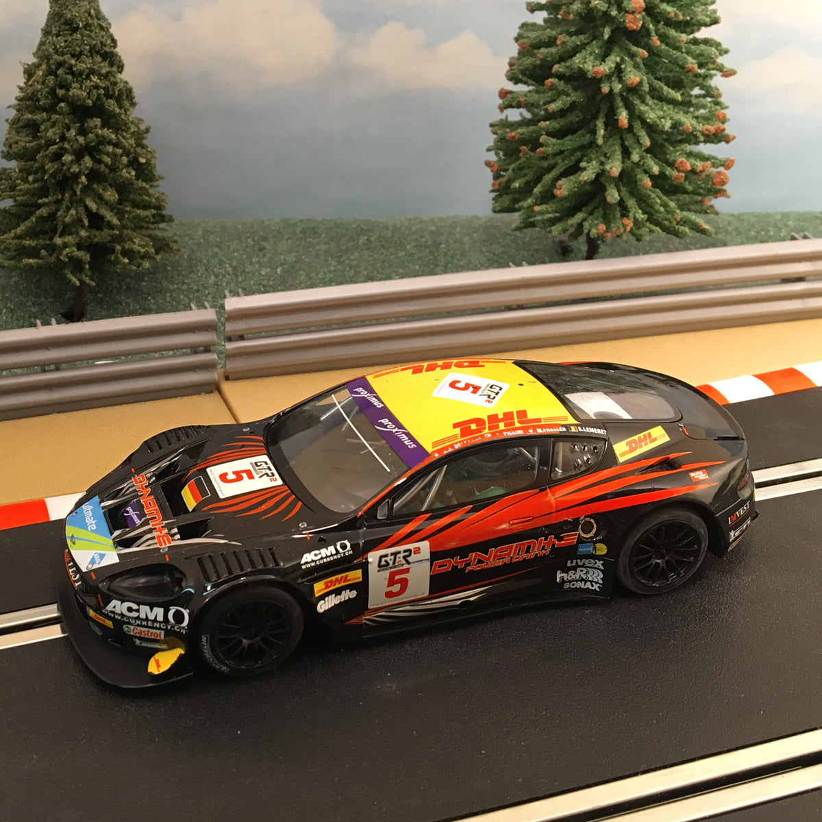 Coche Scalextric 1:32 - C2790 Aston Martin DBR9 DHL #5 *LUCES* #LMWS