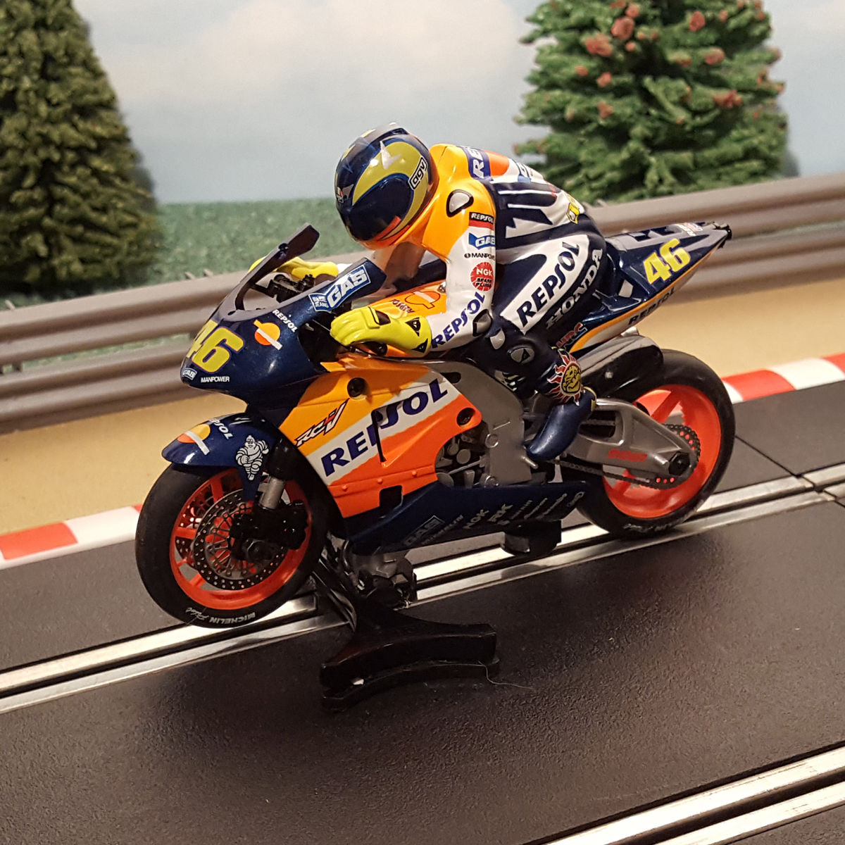 Scalextric 1:32 Motorbike - C6000 Valentino Rossi Repsol Honda #46 #W ORANGE